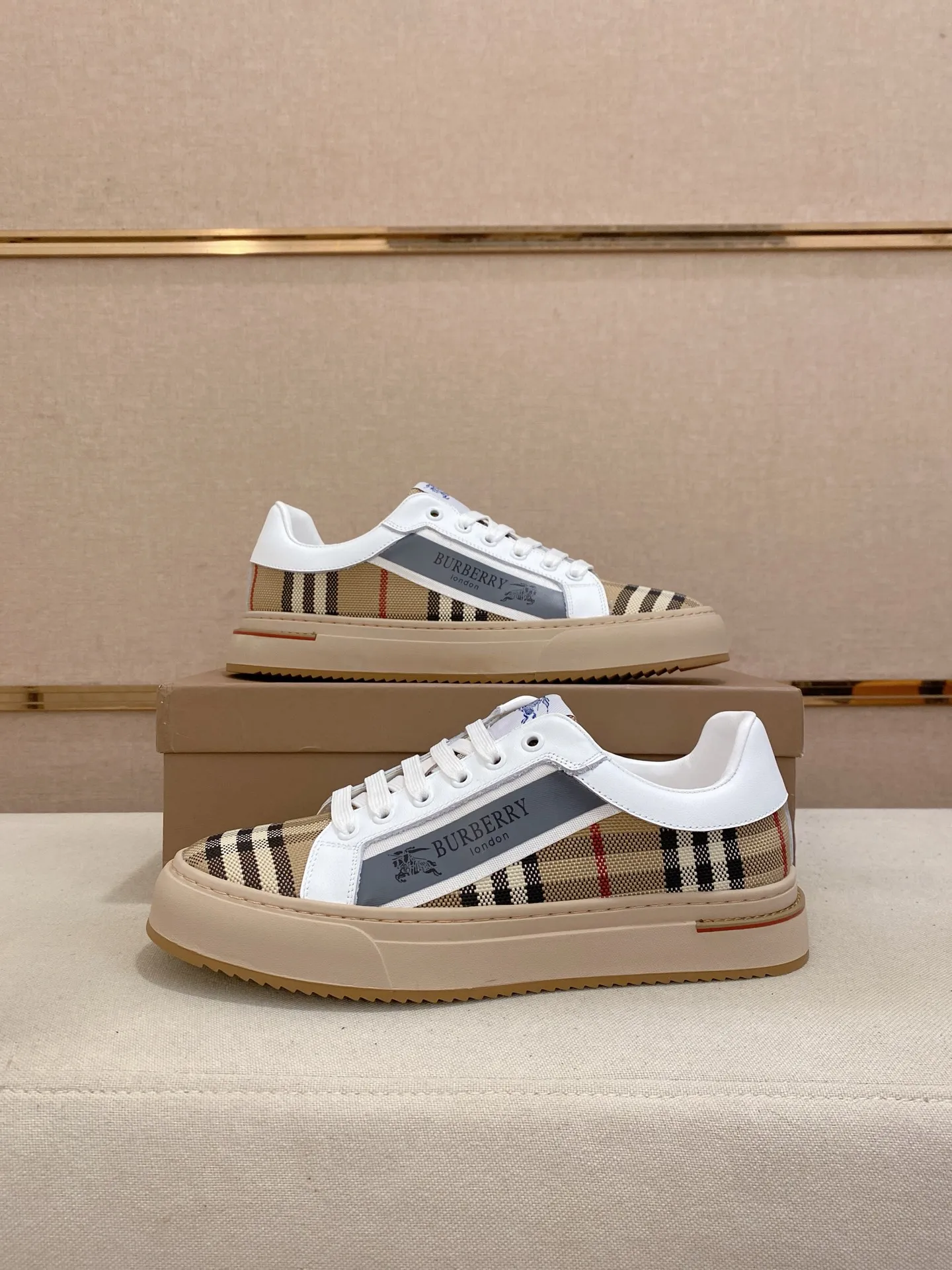 Men's shoes💰: 400💰🇮🇹🇮🇹The counters are synchronized with BURBERRY's top purchasing agents🔍🔍Synchronized sales. Positive code number: 38-44. Italian imported cowhide with official website fabric. Fully imported sheepskin lining, sole: original sole provided by the original factory, exclusive movable molded sole, super comfortable, original factory follow-up goods, 🔍🔍high quality, you can enter and leave the counter at will, welcome to compare (can be customized 45)